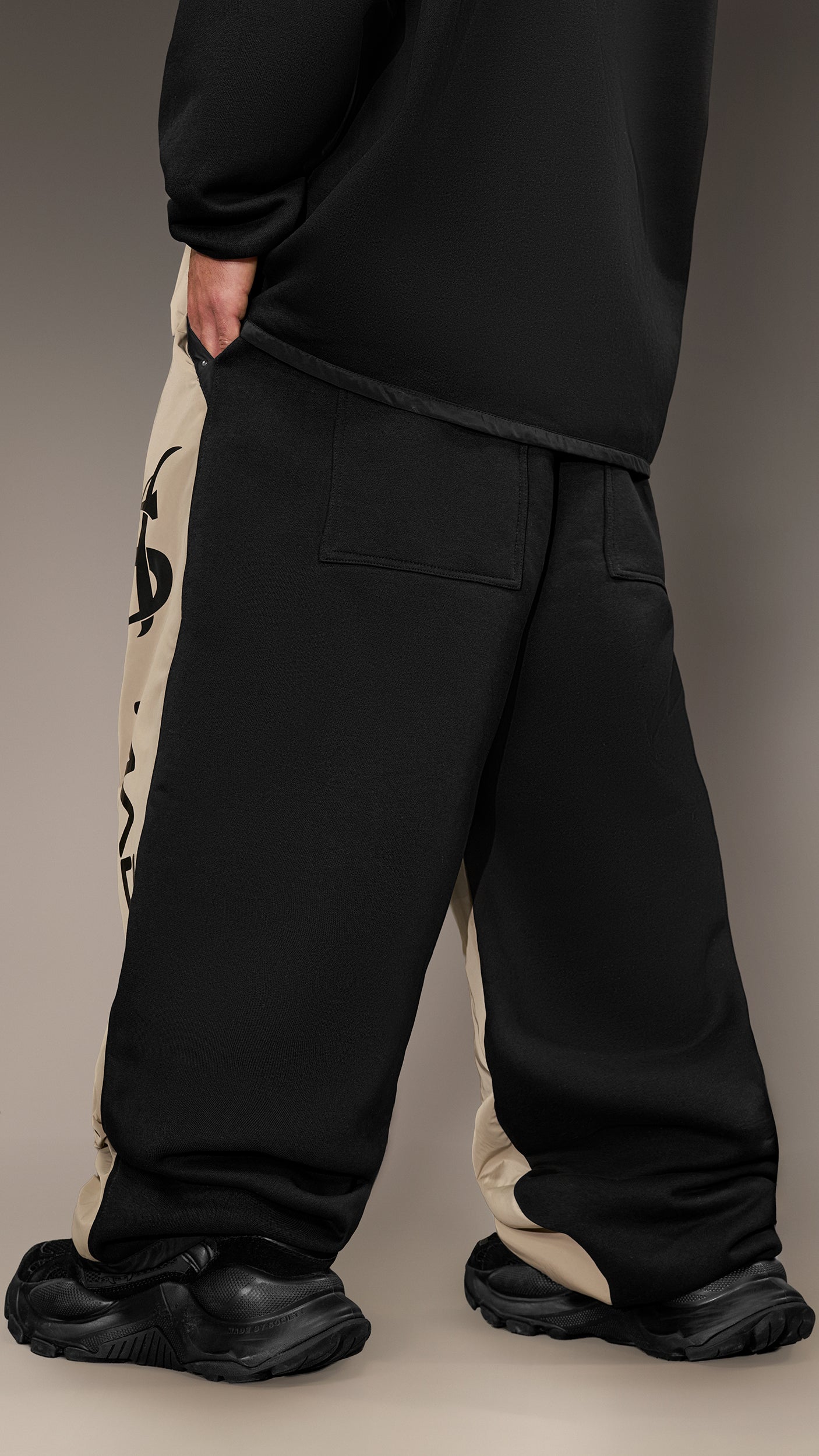 Pantaloni Jogger „Made by Society” – P16023
