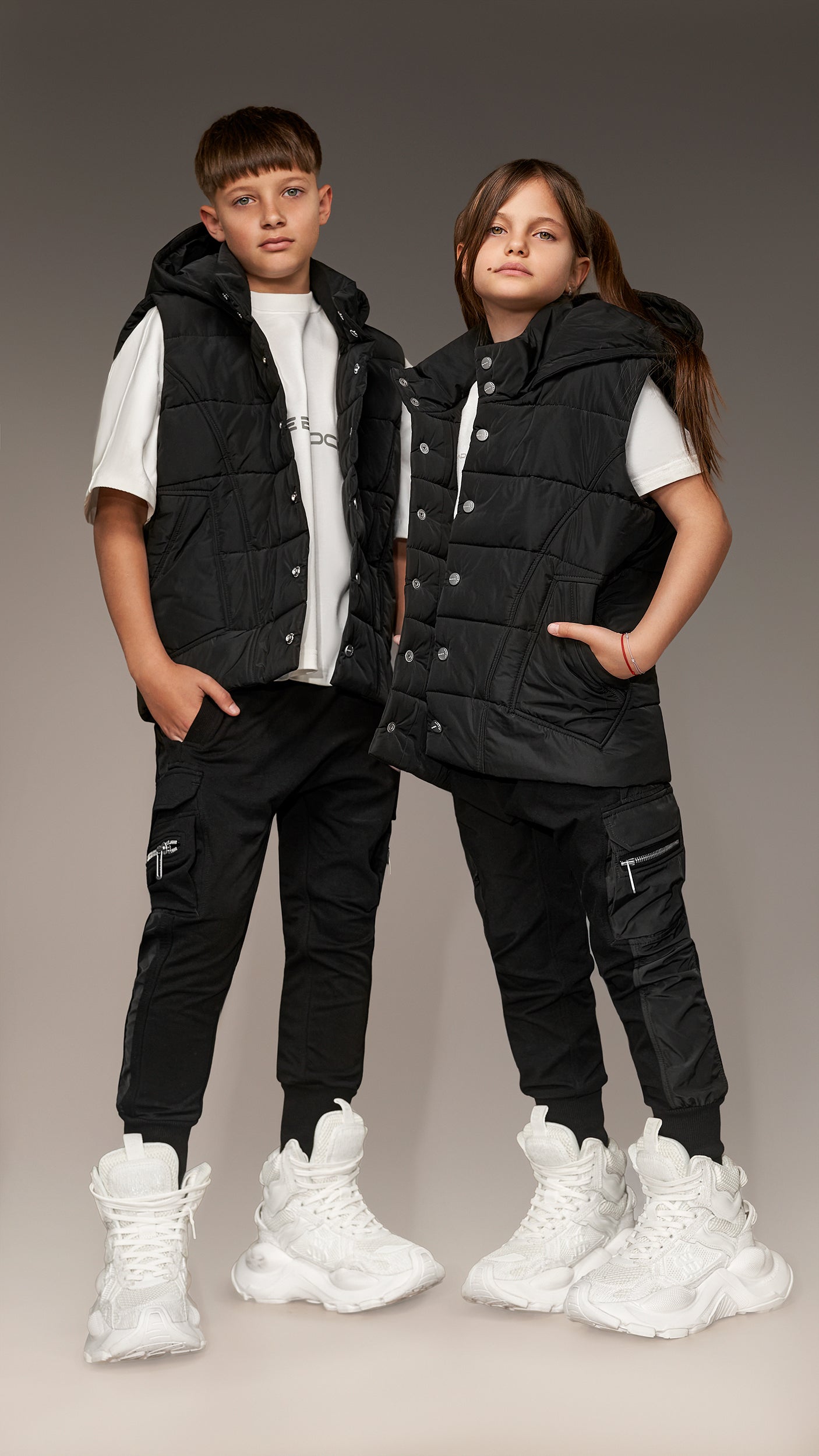 Жилетка с качулка с шипове - V34973