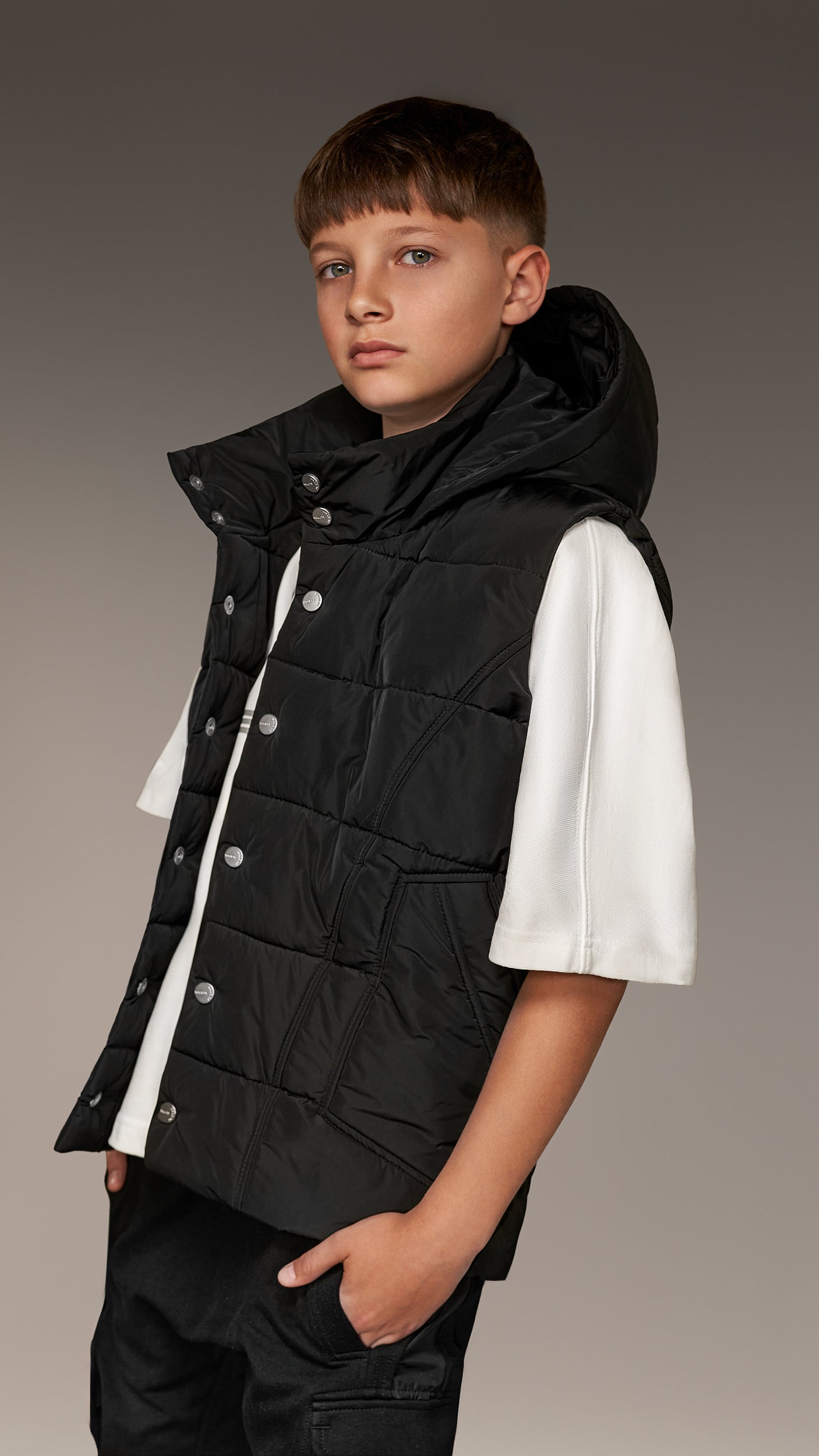 Жилетка с качулка с шипове - V34973