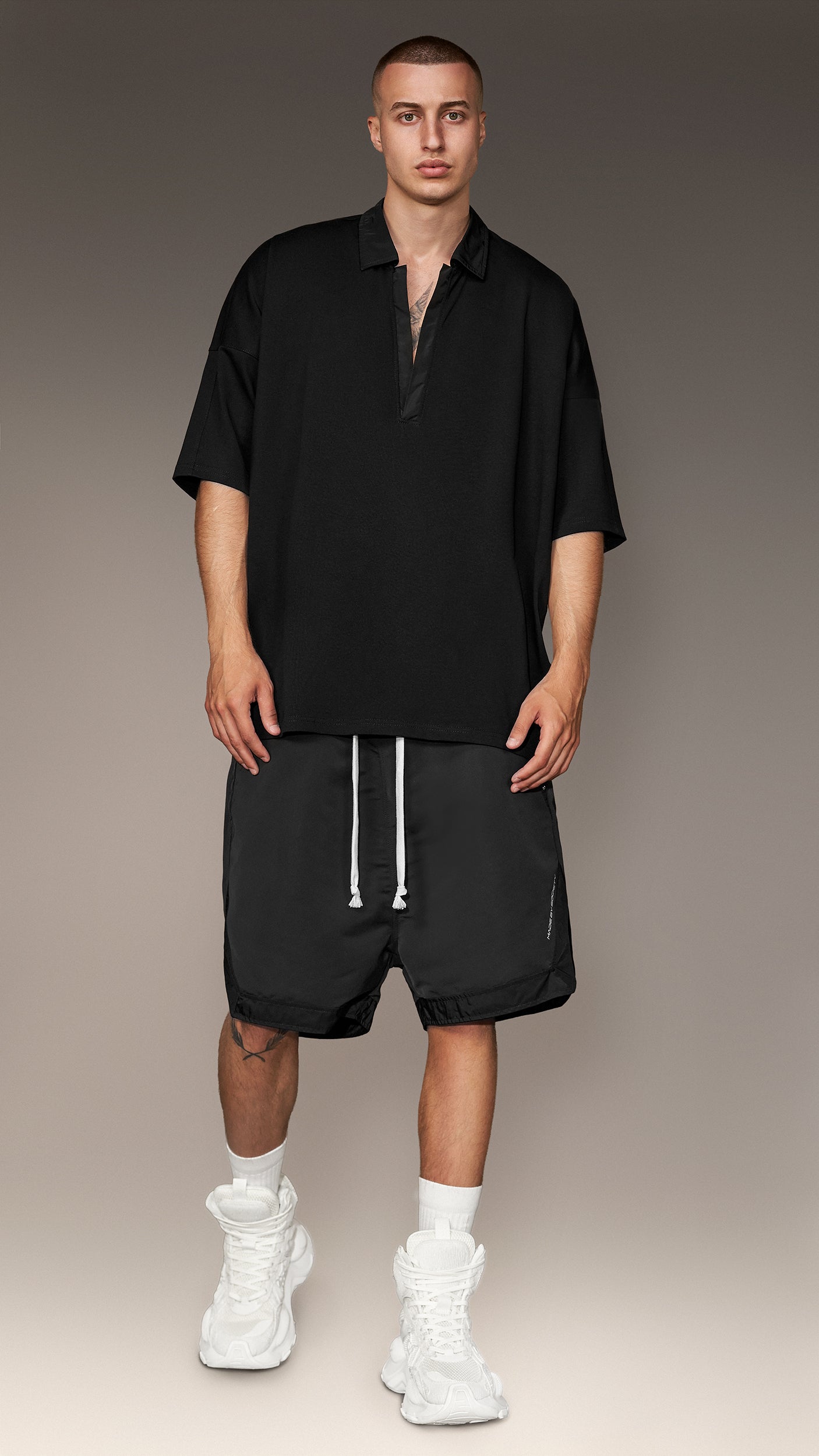 Поло тениска с изрязан деколте - T16625