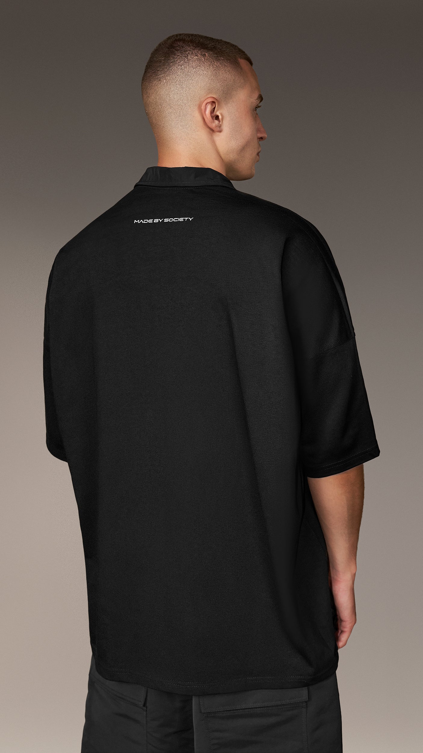 Поло тениска с изрязан деколте - T16625