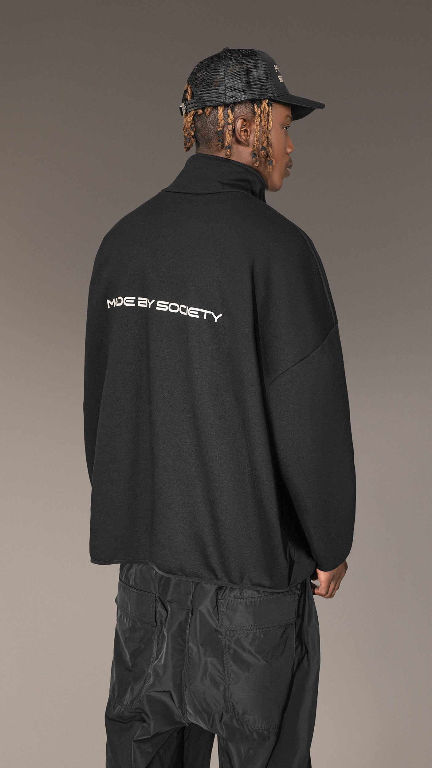 Черен суитшърт с цип „Made By Society” - H15766