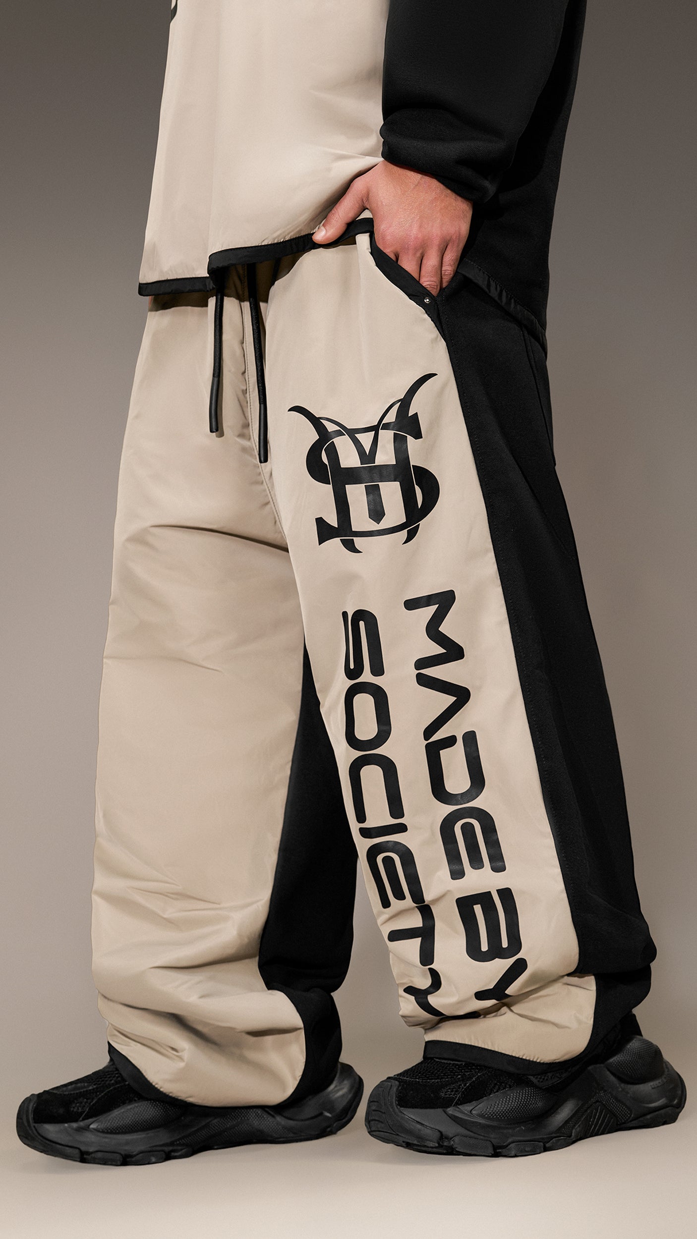 Pantaloni  Jogger „Made by Society” – P16023