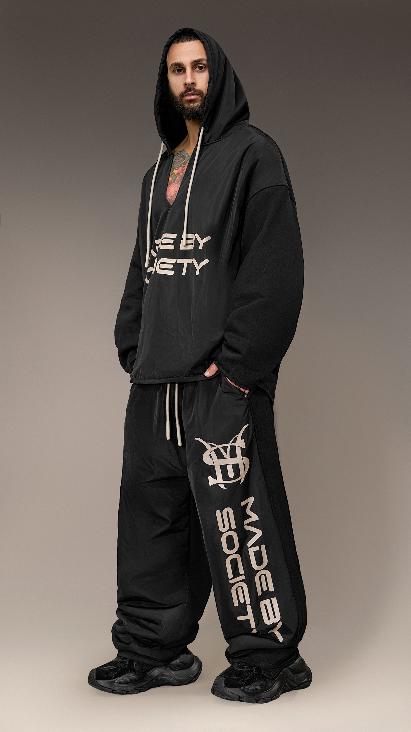 Pantaloni Joggers „Made by Society” – P16027