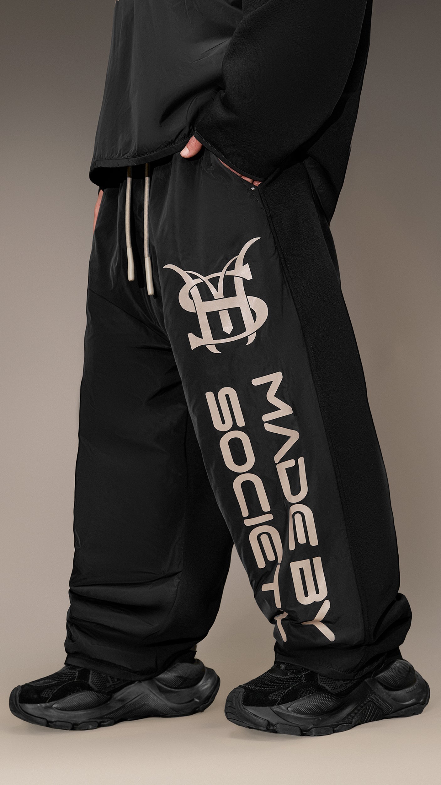 Pantaloni Joggers „Made by Society” – P16027