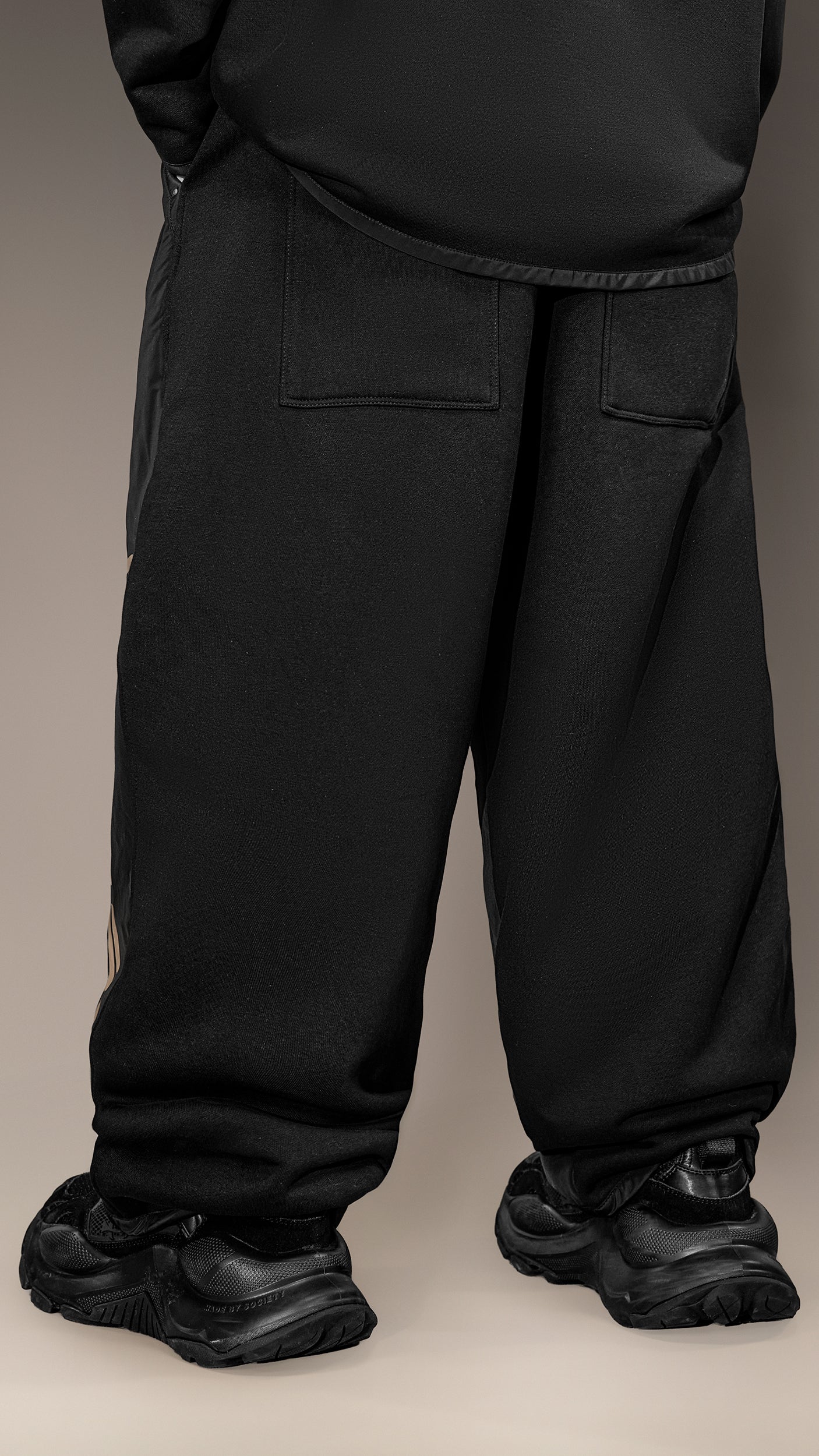 Pantaloni Joggers „Made by Society” – P16027