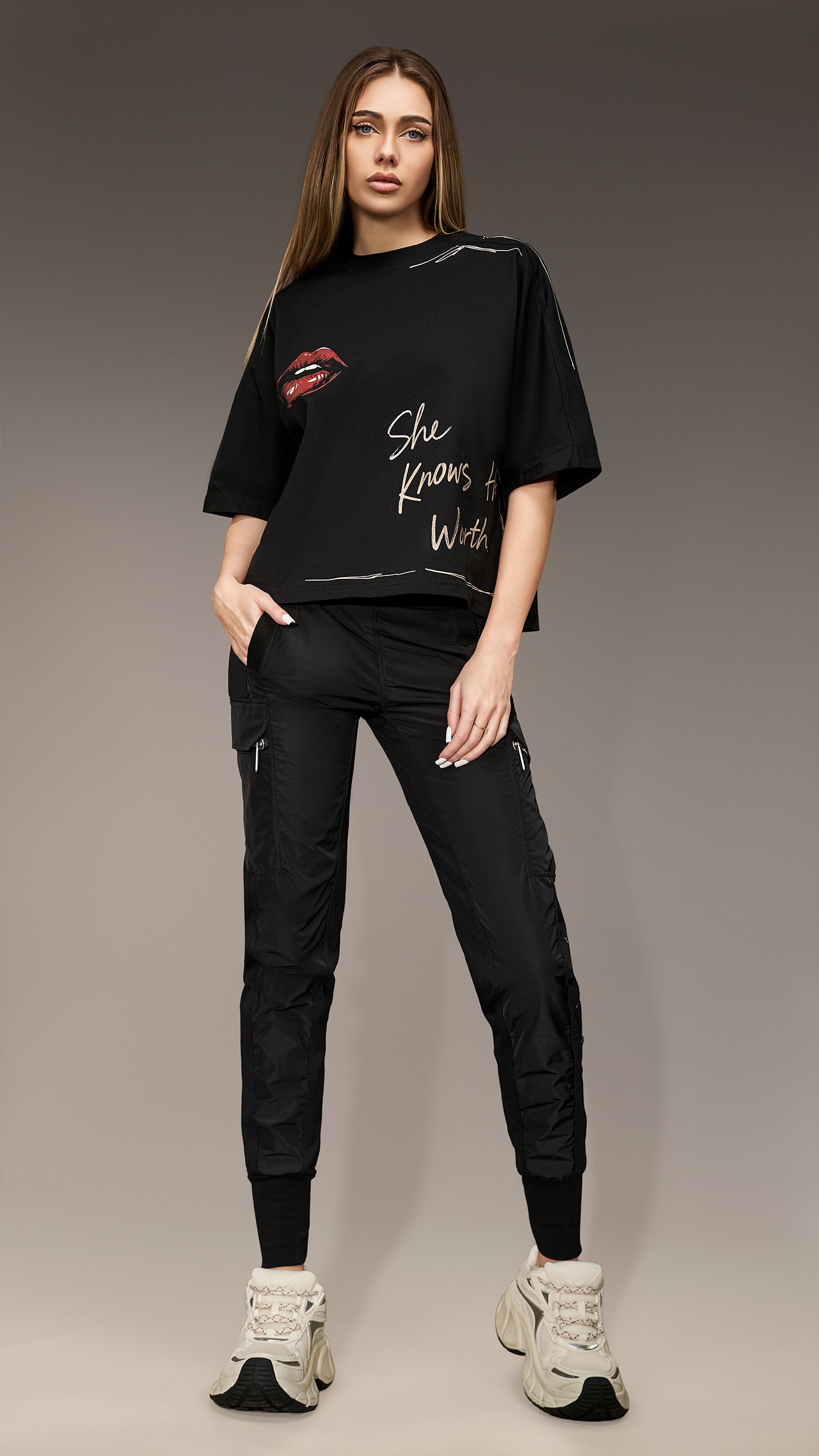 Тениска "She Knows Her Worth" - T26991